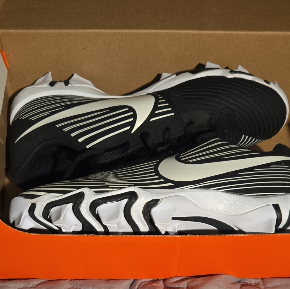 Nike Women's Black and White Athletic Sneakers